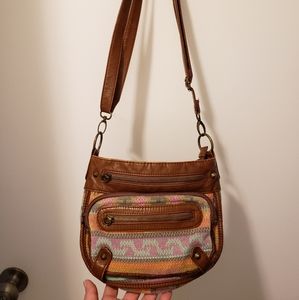 Clean and cute cross body purse.